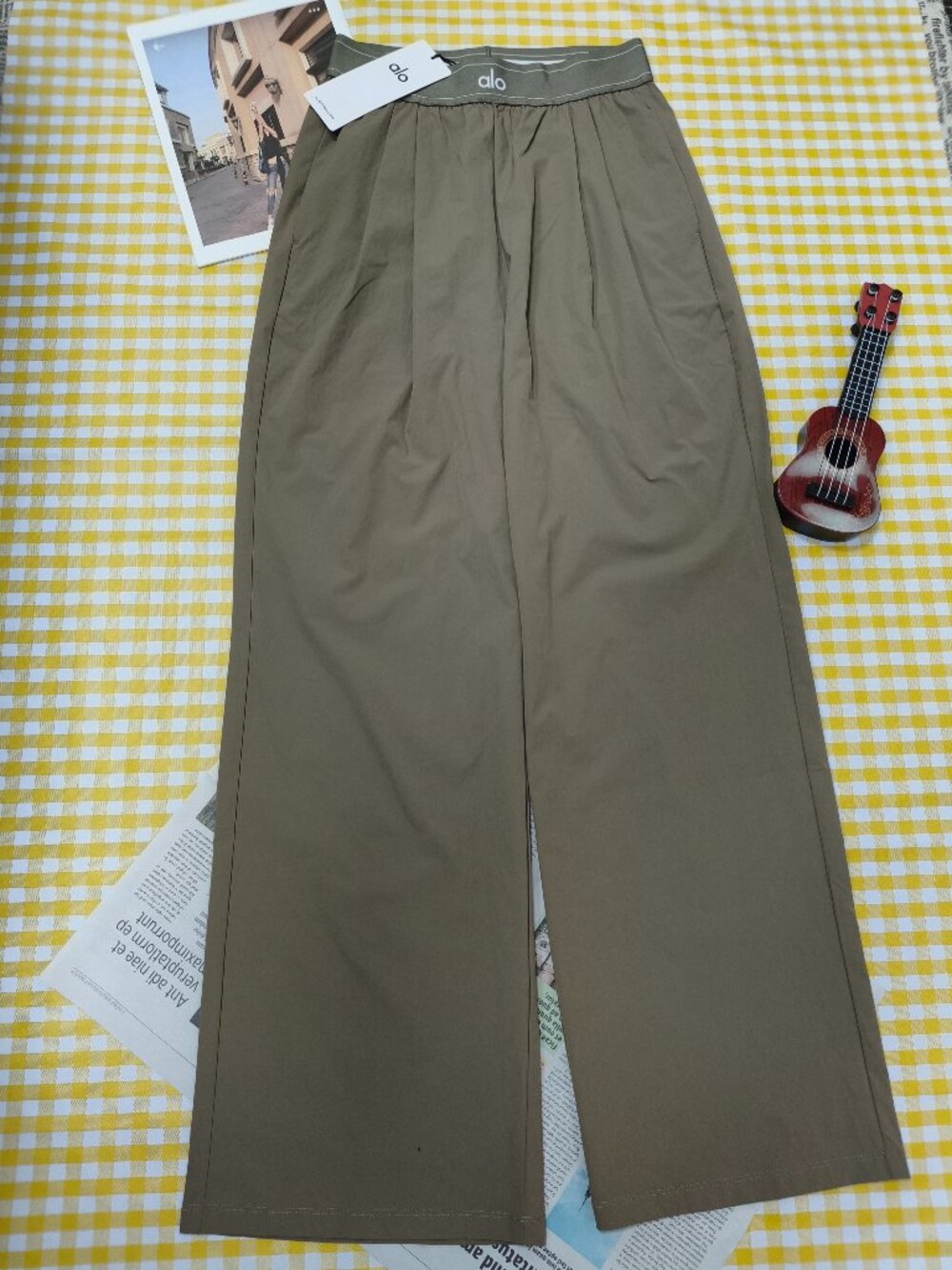 Alo Yoga Premium🧶Olive Pants - Suitable for all age (Regular Limited)✅ - Picture 1 of 5